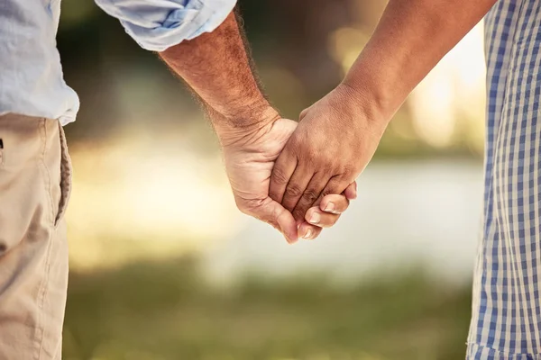 Casal Velho Amor Mãos Dadas Para Apoio Natureza Parque Livre — Fotografia de Stock