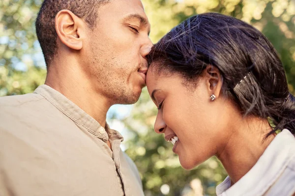 Bacio Fronte Coppia Parco Rilassarsi Pace Tranquillità Insieme Nella Natura — Foto Stock