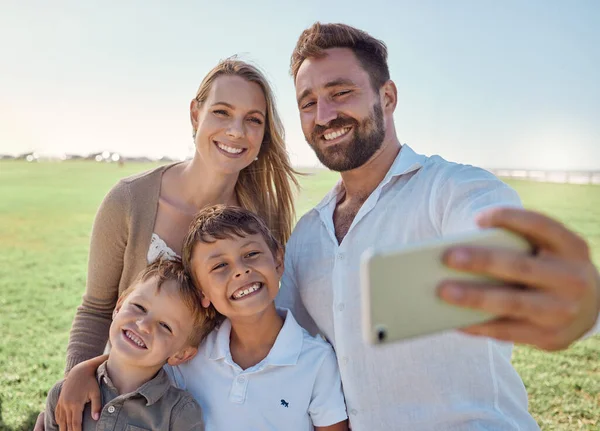 自拍和电话与快乐的家庭社交媒体图片一起在户外绿色花园度假 父母的微笑 照片和爱与孩子们在公园外的亲密接触 — 图库照片