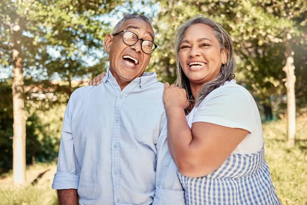 Miłość Szczęście Śmiech Parą Seniorów Ogrodzie Świeżym Powietrzu Nawiązywania Więzi — Zdjęcie stockowe