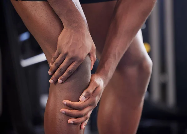 膝关节疼痛 健康损伤及黑人男子腿参加体育健身俱乐部 健美操运动员腿伤 运动训练中的意外事故或肌肉撕裂的医疗急救治疗 — 图库照片