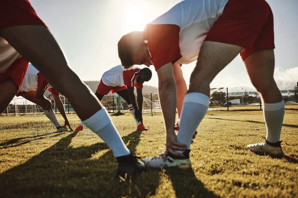 Spor Vücut Egzersizi Spor Işbirliği Için Futbol Antrenmanında Esneme Bacak — Stok fotoğraf