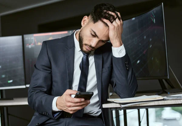 Stressed Businessman Using Smartphone Trading Stock Market Financial Crisis Trader — Fotografia de Stock