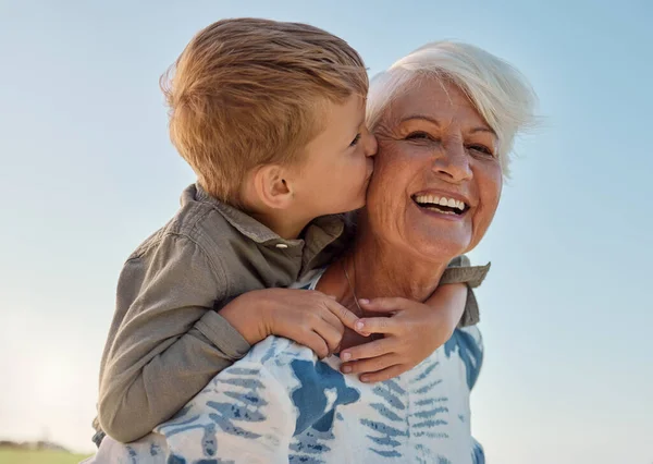 Csók Gyermek Nagymama Egy Parkban Szeretettel Gondossággal Szabadság Boldogság Nyugdíjas — Stock Fotó