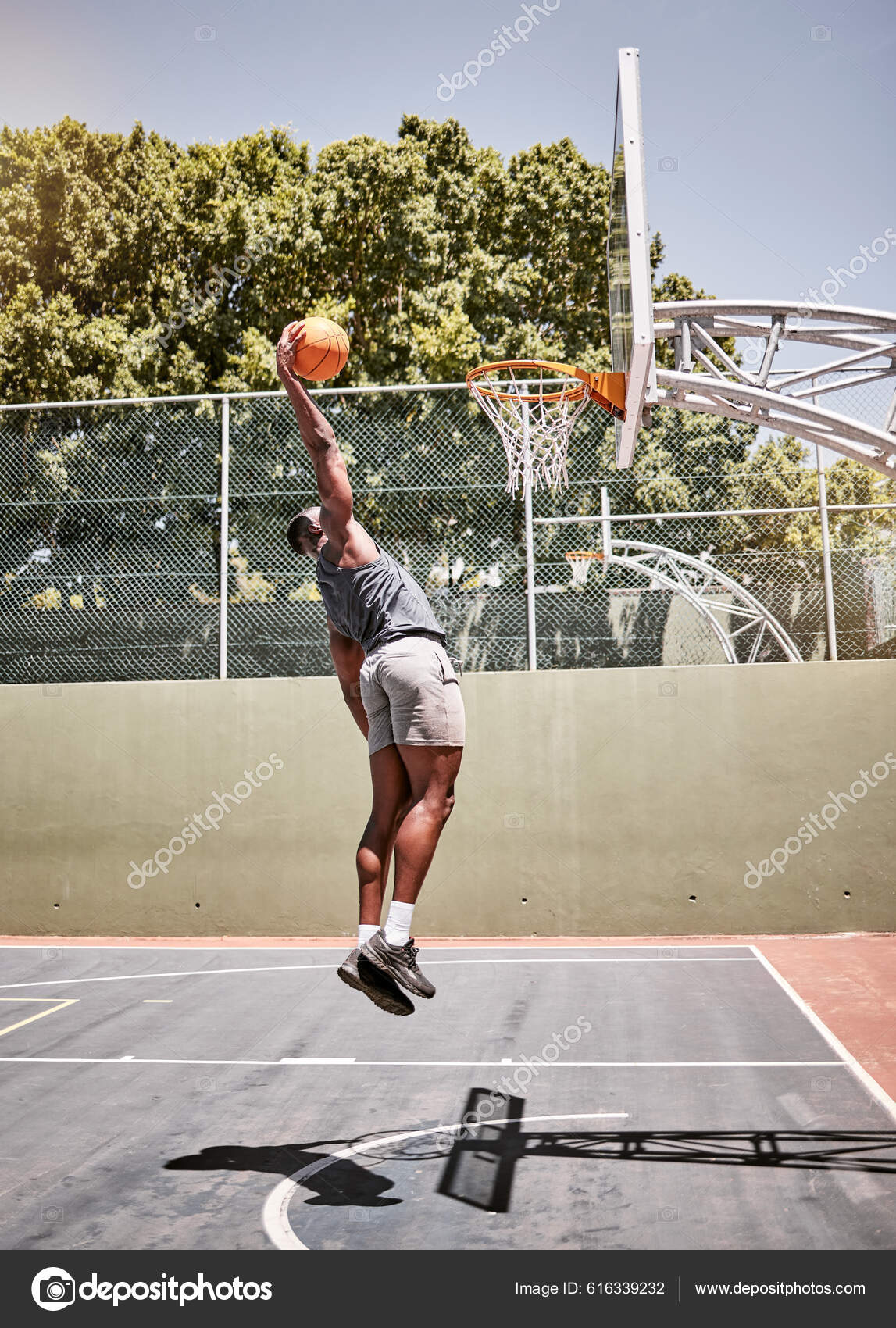 Dunk Basquete Esporte Atleta Homem Negro Forte Uma Quadra Basquete