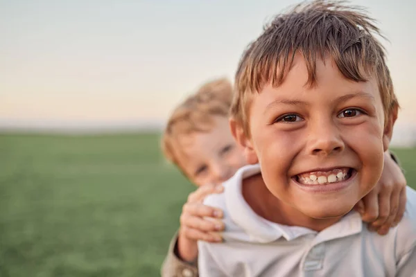 公園で遊んで遊ぶ幸せな男の子の分野の肖像画 夏休みに一緒に外で遊ぶ自由 自撮り 小学校の子供たち — ストック写真
