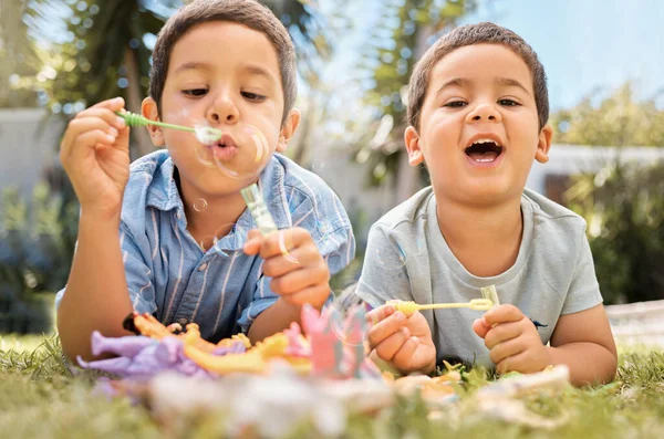 庭や裏庭 草や自然の楽しさ 喜びと幸せな若者の開発 成長とリラックスした泡を吹いて兄弟子供たち 幸せな子供たちはゲームやシャボン玉をプレイ — ストック写真
