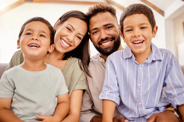 Amor Família Feliz Crianças Relaxam Sofá Com Pais Colando Rindo — Fotografia de Stock