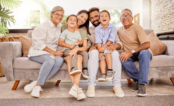 子供たちの大きな家族 幸せと家庭のリビングルームのソファと一緒に笑顔 ラウンジソファで愛とケアについての幸福の子供 父と高齢者の肖像画 — ストック写真