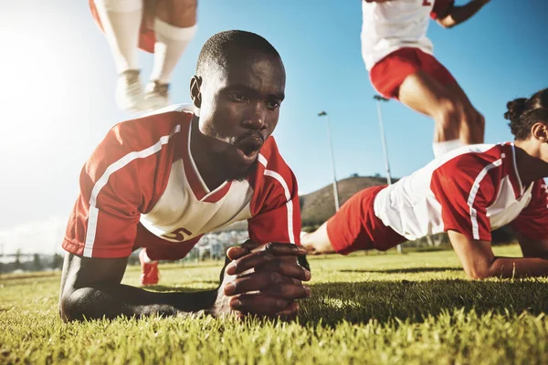 足球和足球队在赛前 赛前或比赛前都会为健康 健康和锻炼做运动 以进行热身运动 黑人男子 户外运动训练小组 — 图库照片