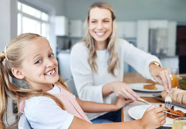 台所のテーブルで食べる食糧 家族および母および娘 幸せな リラックスし 彼らの家の結合 肖像画や女の子の礼儀作法を学び 栄養と陽気な親と食事を共有する — ストック写真