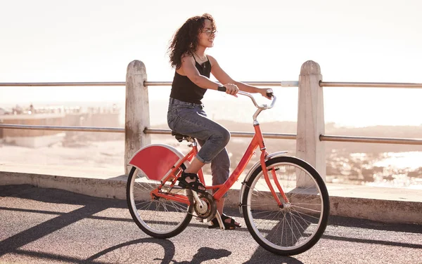 Een Ritje Maken Promenade Een Jonge Vrouw Fiets Promenade — Stockfoto