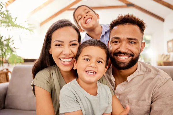 Siyah Aile Çocuklar Portre Için Kanepe Gülümseme Sevgi Mutluluk Evde — Stok fotoğraf