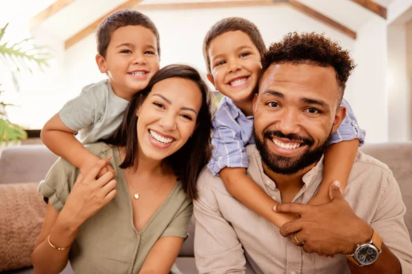 Siyah Aile Anne Baba Çocukların Mutlu Mesut Bir Kanepede Yan — Stok fotoğraf