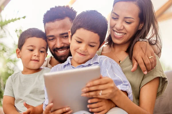 Çocuklar Aileler Tablet Aile Oyunu Teknoloji Internet Uygulamalarıyla Kaynaşıyor Mutlu — Stok fotoğraf