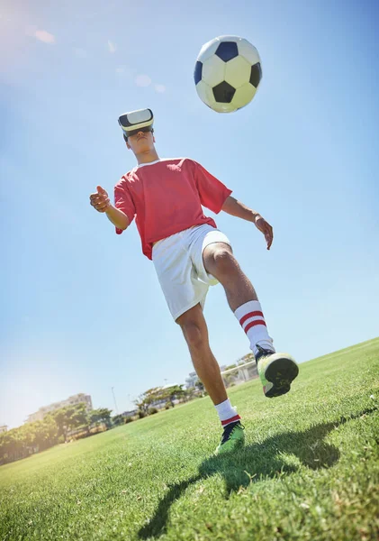 Futbolcu Futbol Sahada Sahada Sahada Güneş Işığında Bir Adamla Eğlenmek — Stok fotoğraf