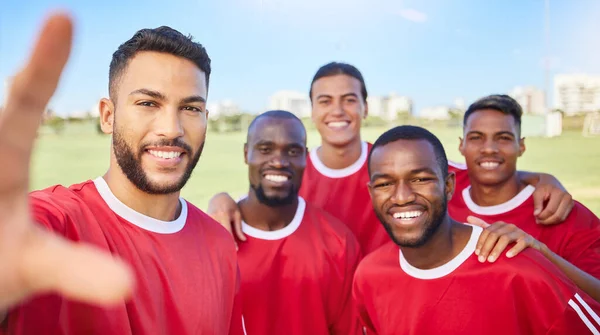 Fotbalový Tým Šťastný Fotbalista Selfie Portrét Skupinovou Rozmanitostí Mužů Dohromady — Stock fotografie