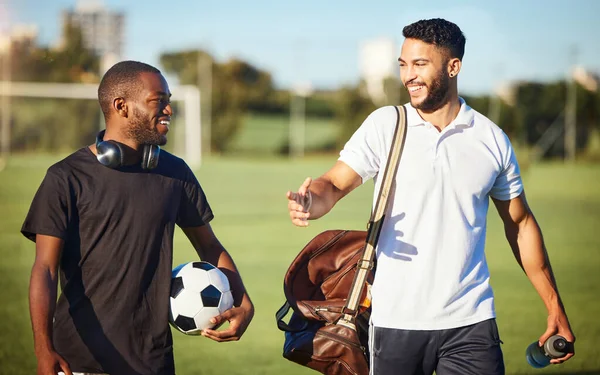 Jogadores Futebol Amigos Homens Caminhando Campo Futebol Após Prática Treinamento — Fotografia de Stock