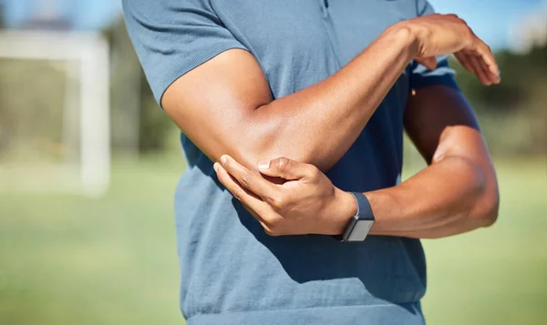 Hombre Deportivo Con Dolor Codo Brazo Lesión Campo Fútbol Aire —  Fotos de Stock