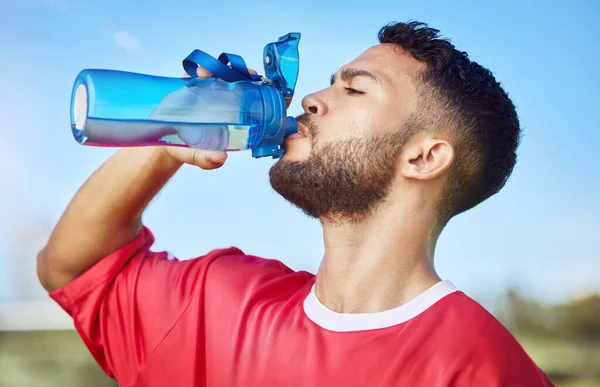 足球和水化饮水促进了户外运动 健康和健康 运动足球运动员 以饮料进行提神 口渴和可持续的运动训练或锻炼 — 图库照片