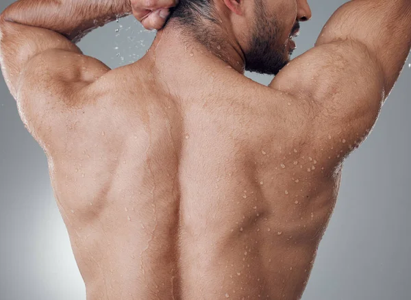 Esculpido Perfección Joven Tomando Una Ducha Sobre Fondo Gris —  Fotos de Stock