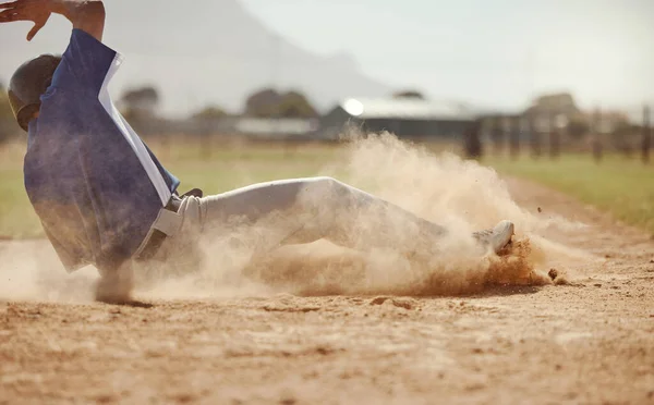 Бейсболист Бейсболист Бегущий Ныряющий Грязи Время Соревнований Спортивному Мячу Песке — стоковое фото