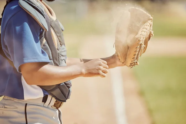 Honkbal Sport Man Met Bal Handschoen Tijdens Training Professioneel Spel — Stockfoto