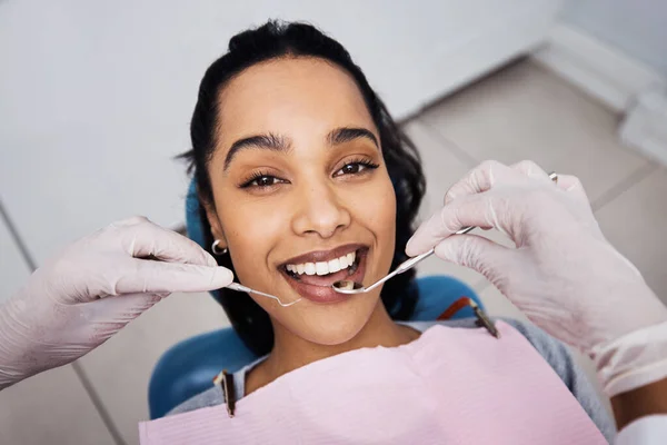 Dentista Nunca Sentiu Tão Bem Uma Jovem Mulher Tendo Trabalho — Fotografia de Stock