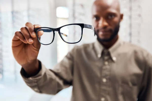 Jsou Také Reflexivní Mladá Žena Kupující Nové Brýle Obchodě Optometristy — Stock fotografie