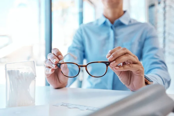 Chraňte Oči Tímhle Párem Žena Kupující Nové Brýle Obchodě Optometristy — Stock fotografie