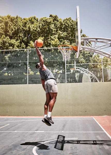 Basketbal Dunk Sport Sterke Zwarte Man Atleet Een Outdoor Basketbalveld — Stockfoto