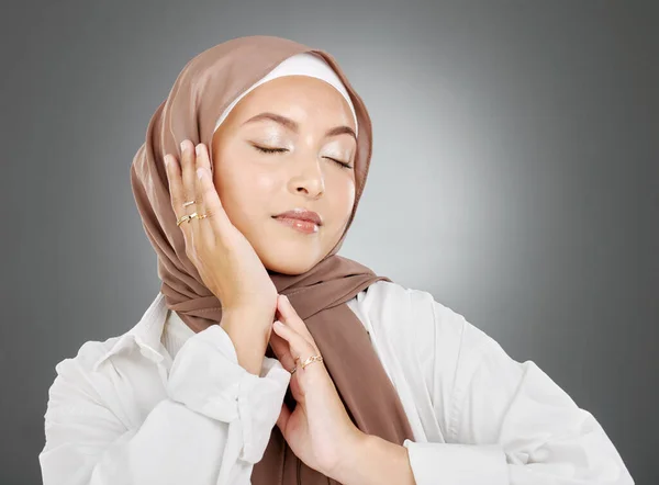満足し かなり顔を持つ自然な化粧のマーケティングのための手のポーズを持つ美しさ イスラム教徒と女性 Hijab イスラム教と美しい化粧品モデルポージングのために広告とともにグレースタジオMokup — ストック写真