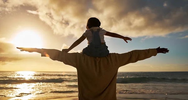 Padre Niño Hombros Volando Playa Atardecer Juntos Para Unión Familiar —  Fotos de Stock