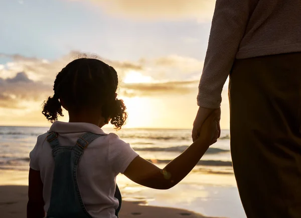 家族の愛と穏やかな心で日没 ビーチ波と海で手を握り 女の子と親 水の景色を子供の気持ちで楽しみ 穏やかな経験で屋外をリラックスしてください — ストック写真