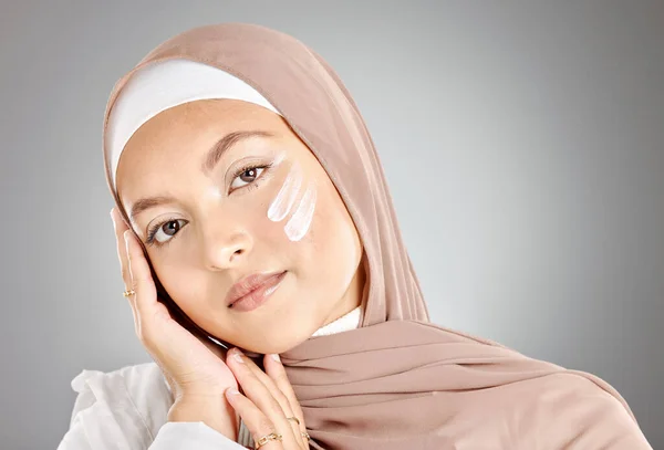 Hijab Hautpflegecreme Und Muslimische Frau Mit Natürlicher Schönheit Gesichtslotion Und — Stockfoto