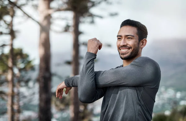 Calentando Cuerpo Para Carrera Joven Guapo Estirándose Antes Hacer Ejercicio —  Fotos de Stock