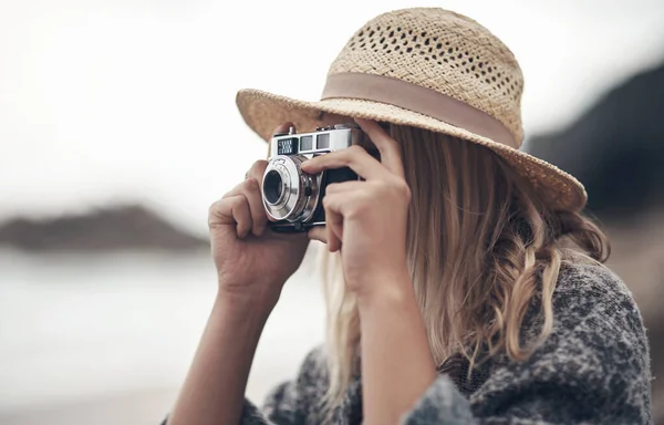 私は時間を過ごすよりよい方法を考えることができない 若い女性がカメラを持って海岸に出て — ストック写真