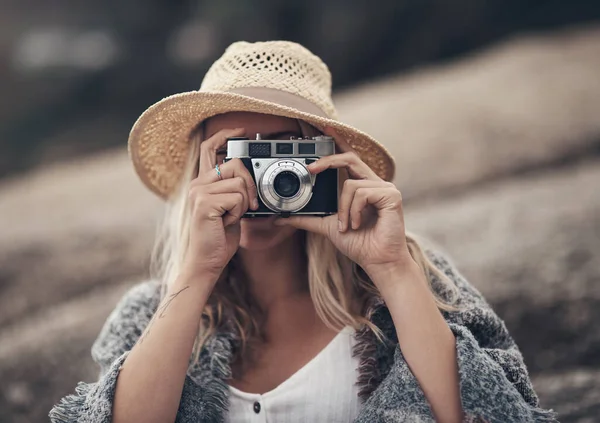 Sorridi Alla Telecamera Una Giovane Donna Spiaggia Con Sua Macchina — Foto Stock