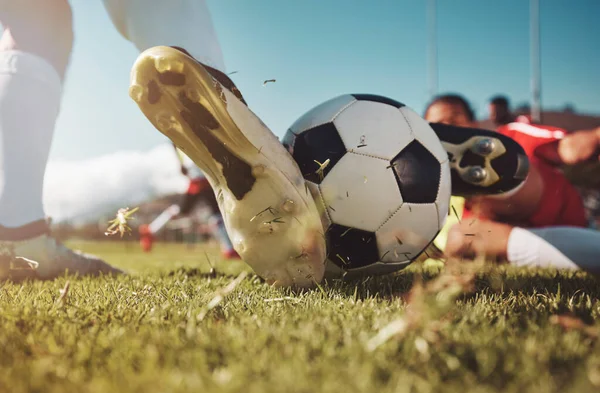 トレーニングや屋外での競争中にサッカー サッカーボールや男のスライドのタックル サッカー スポーツ サッカーのピッチ上の運動 フィットネスや運動ゲームのための芝生のフィールド上のサッカー選手 — ストック写真