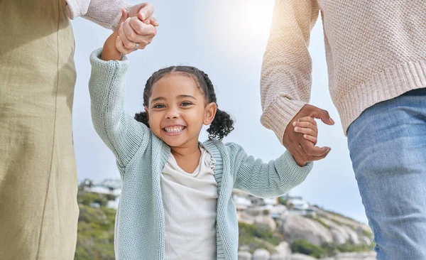 Rodzina Trzymając Się Ręce Dziewczyna Uśmiechają Się Przyrodzie Wakacjach Wakacjach — Zdjęcie stockowe