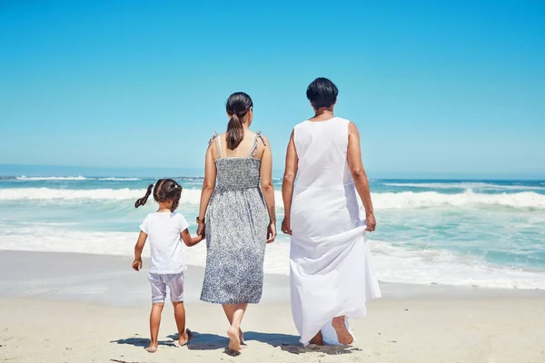 Děti Rodina Pláž Dívkou Matka Babička Užívají Výhled Moře Nebo — Stock fotografie