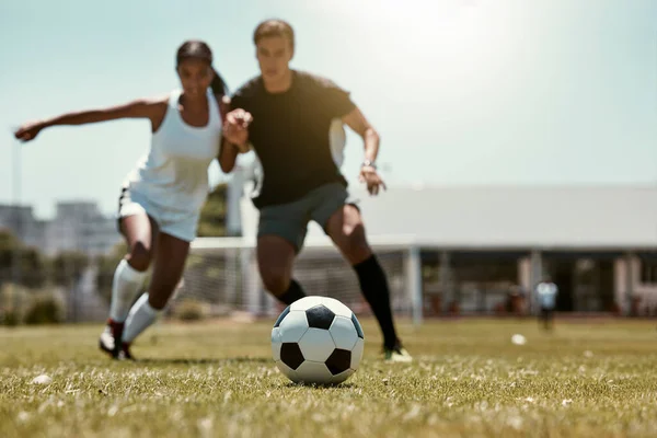 サッカー選手や体や心血管の健康のための草の屋外サッカーピッチ上のフィットネスワークアウトのためのサッカーフィールド上のサッカートレーニングゲーム ブラジルの人々 サッカーボールと夏の実行 — ストック写真