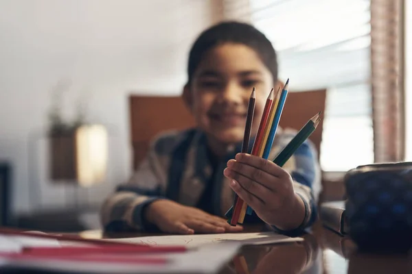 学ぶほど 私たちの生活はよりカラフルになります 自宅で学校の宿題をしている可愛い男の子が — ストック写真