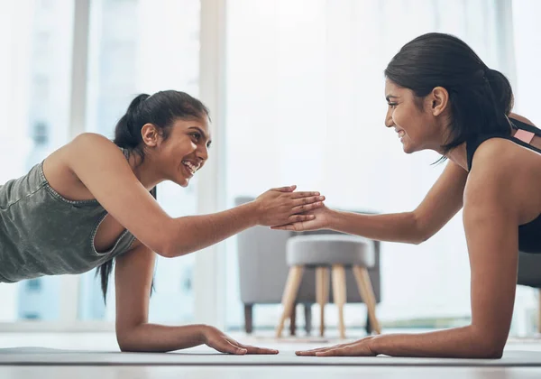 Sei Pronto Una Sfida Fitness Due Belle Giovani Donne Che — Foto Stock