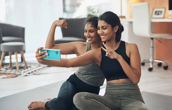 Estavam Sempre Clima Para Uma Selfie Depois Treino Duas Jovens — Fotografia de Stock