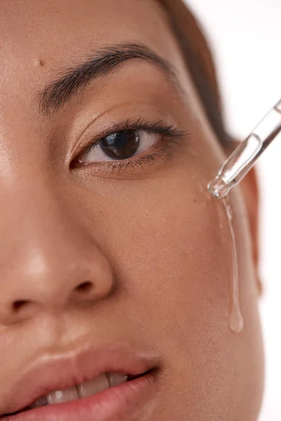 Dripping Goodness Beautiful Young Woman Posing Serum Dropper Her Face — Stock Photo, Image