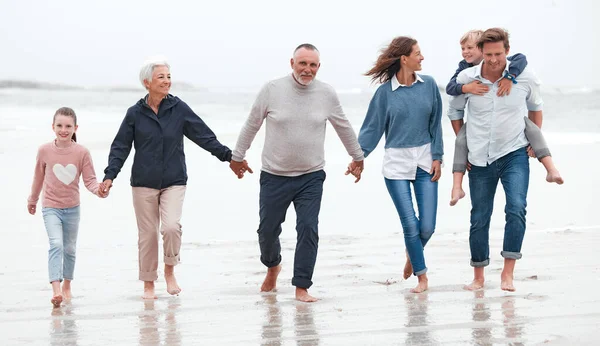 Παραλία Περπάτημα Και Μεγάλη Οικογένεια Άσκηση Ενώ Για Διακοπές Στην — Φωτογραφία Αρχείου