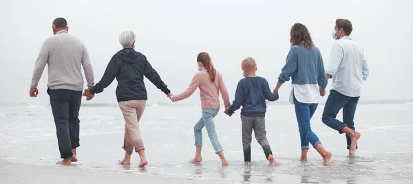 Μεγάλη Οικογένεια Κρατώντας Χέρια Και Περπατώντας Στην Παραλία Για Διακοπές — Φωτογραφία Αρχείου