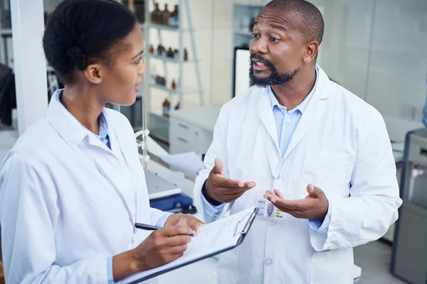 Man Arbeite Hart Daran Den Fall Knacken Zwei Wissenschaftler Diskutieren — Stockfoto