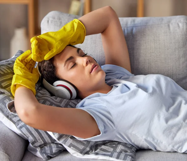 Kanapa Słuchawki Kobieta Czystsze Spać Zrelaksować Się Słuchać Muzyki Sprzątaniu — Zdjęcie stockowe